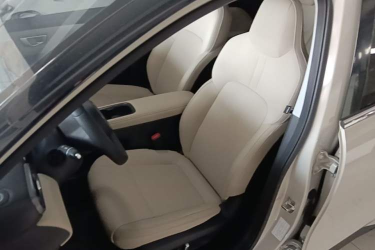 Used Wuling Bingo PLUS 2024 330 km Range Five-Seater Version Left Front Seat
