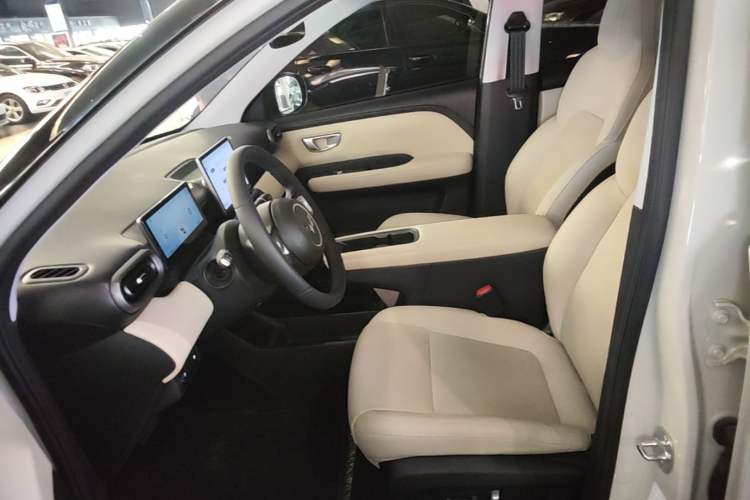 Used Wuling Bingo PLUS 2024 401 km Range 5-Seater Version Left Front Seat