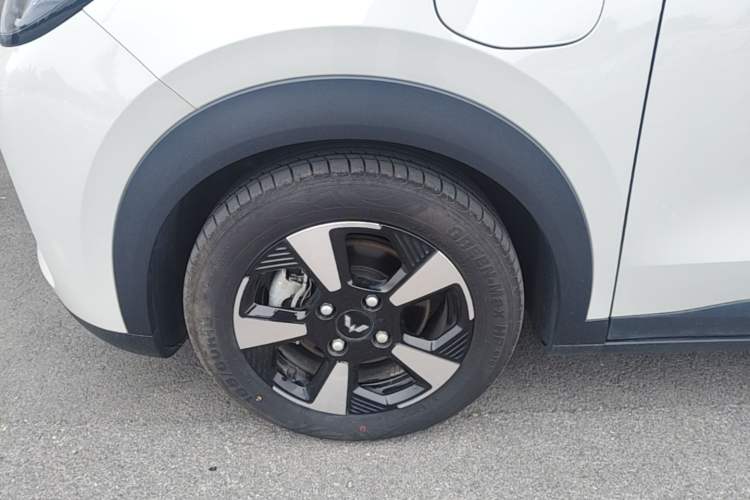 Used Wuling Bingo PLUS 2024 330 km Range Five-Seater Version Left Front Wheel Hub