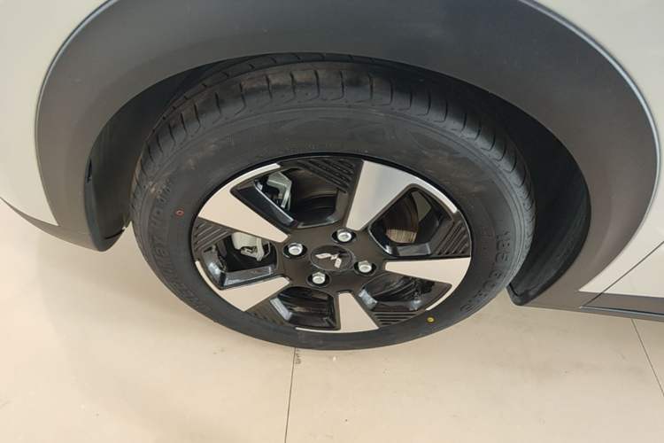 Used Wuling Bingo PLUS 2024 510 km Range 5-Seater Version Left Front Wheel Hub