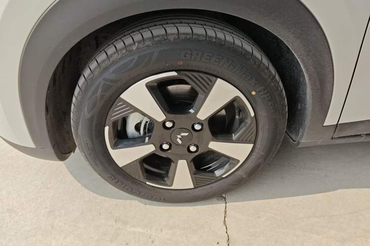 Used Wuling Bingo PLUS 2024 330 km Range Five-Seater Version Left Front Wheel Hub