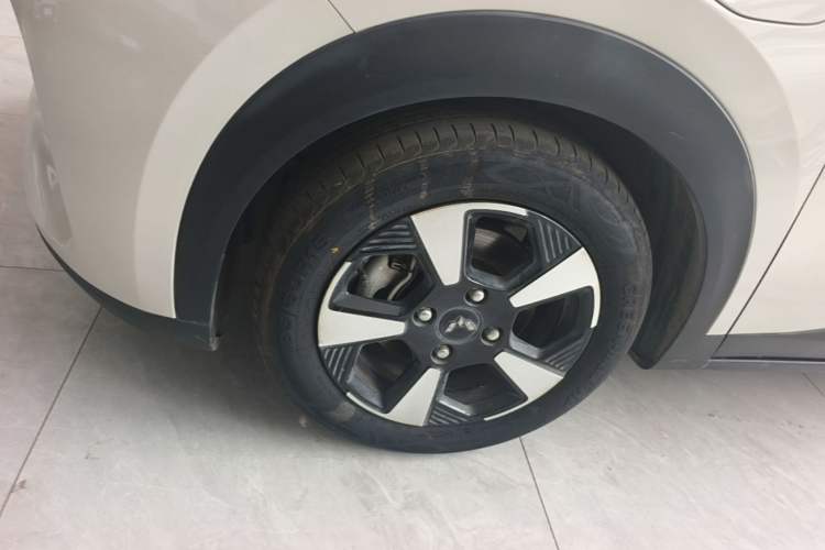 Used Wuling Bingo PLUS 2024 330 km Range Five-Seater Version Left Front Wheel Hub