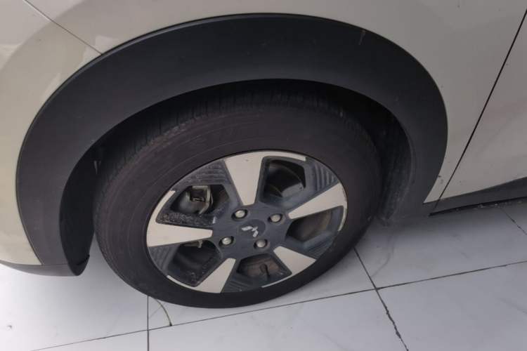 Used Wuling Bingo PLUS 2024 401 km Range 5-Seater Version Left Front Wheel Hub