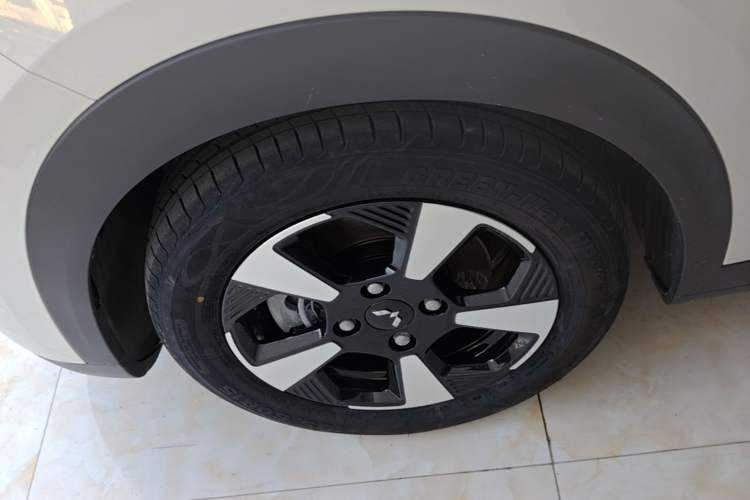 Used Wuling Bingo PLUS 2024 401 km Range 5-Seater Version Left Front Wheel Hub