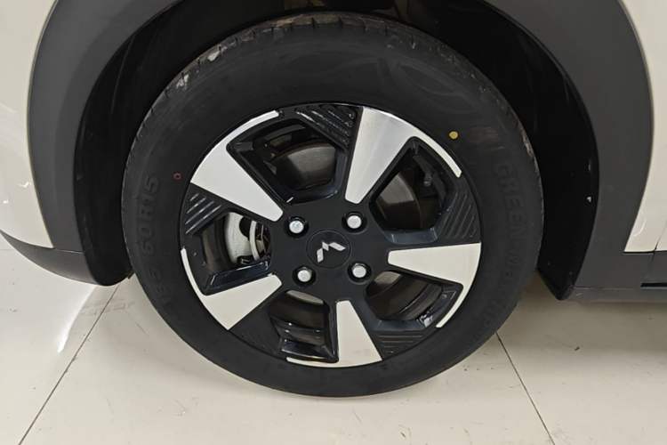 Used Wuling Bingo PLUS 2024 330 km Range Five-Seater Version Left Front Wheel Hub