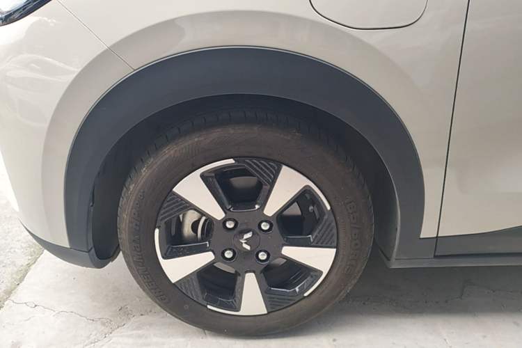 Used Wuling Bingo PLUS 2024 330 km Range Five-Seater Version Left Front Wheel Hub