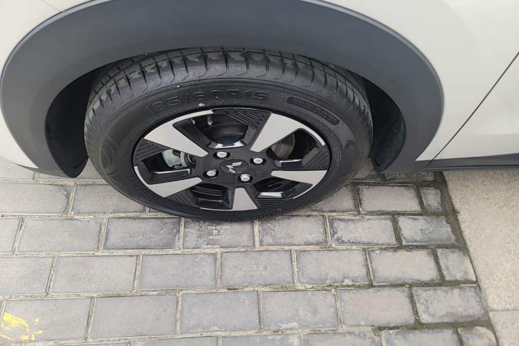 Used Wuling Bingo PLUS 2024 330 km Range Five-Seater Version Left Front Wheel Hub