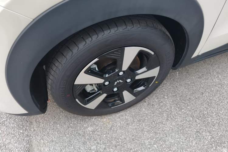 Used Wuling Bingo PLUS 2024 401 km Range 5-Seater Version Left Front Wheel Hub