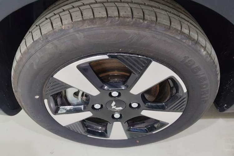 Used Wuling Bingo PLUS 2024 330 km Range Five-Seater Version Left Front Wheel Hub