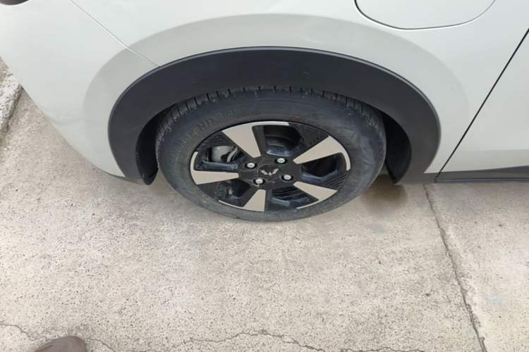 Used Wuling Bingo PLUS 2024 510 km Range 5-Seater Version Left Front Wheel Hub
