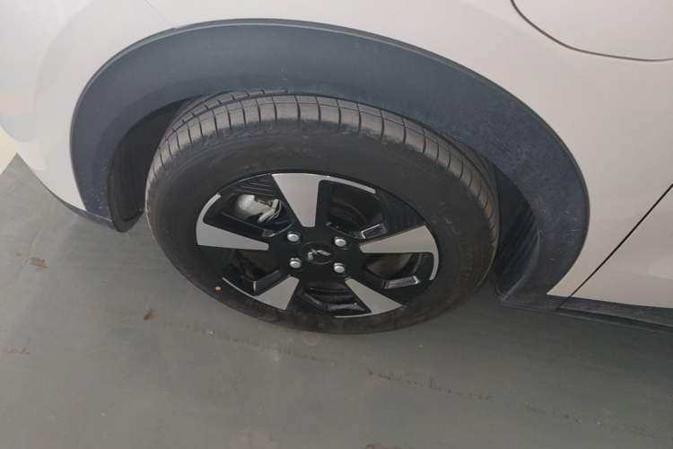 Used Wuling Bingo PLUS 2024 330 km Range Five-Seater Version Left Front Wheel Hub