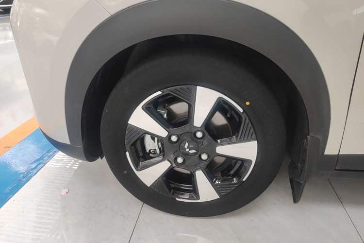 Used Wuling Bingo PLUS 2024 330 km Range Five-Seater Version Left Front Wheel Hub