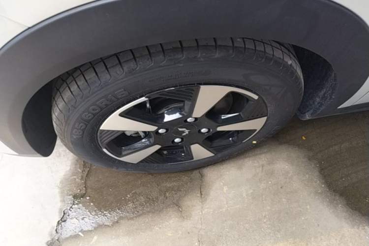 Used Wuling Bingo PLUS 2024 330 km Range Five-Seater Version Left Front Wheel Hub
