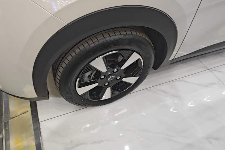 Used Wuling Bingo PLUS 2024 330 km Range Five-Seater Version Left Front Wheel Hub