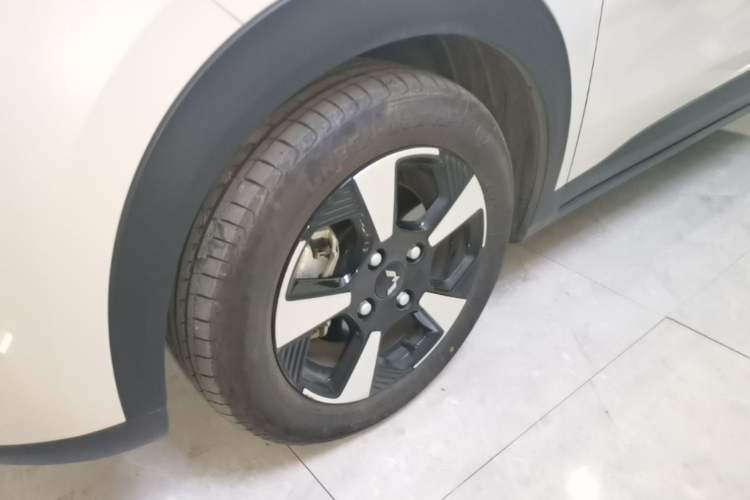 Used Wuling Bingo PLUS 2024 330 km Range Five-Seater Version Left Front Wheel Hub