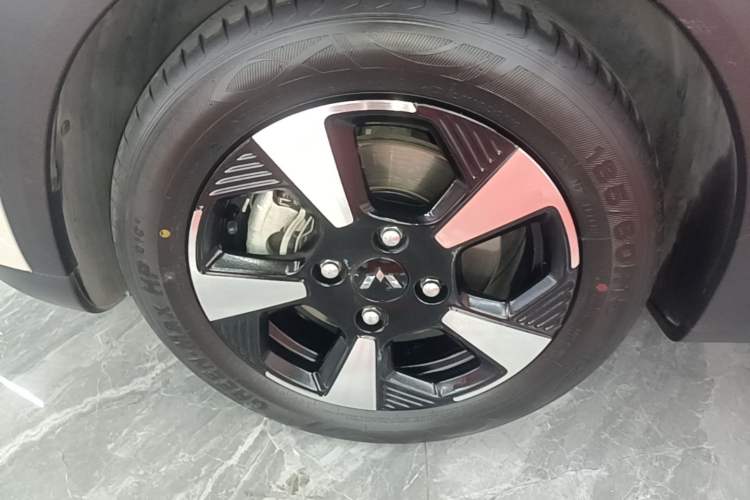 Used Wuling Bingo PLUS 2024 330 km Range Five-Seater Version Left Front Wheel Hub