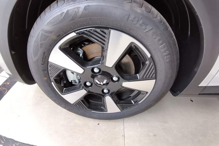 Used Wuling Bingo PLUS 2024 401 km Range 5-Seater Version Left Front Wheel Hub