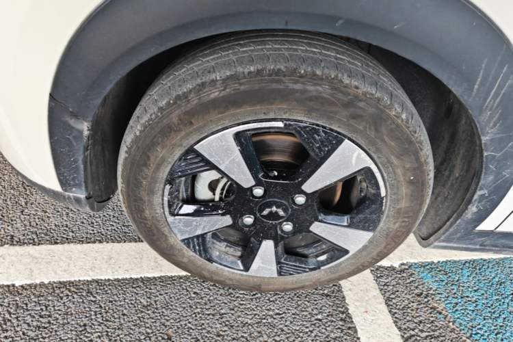 Used Wuling Bingo PLUS 2024 330 km Range Five-Seater Version Left Front Wheel Hub