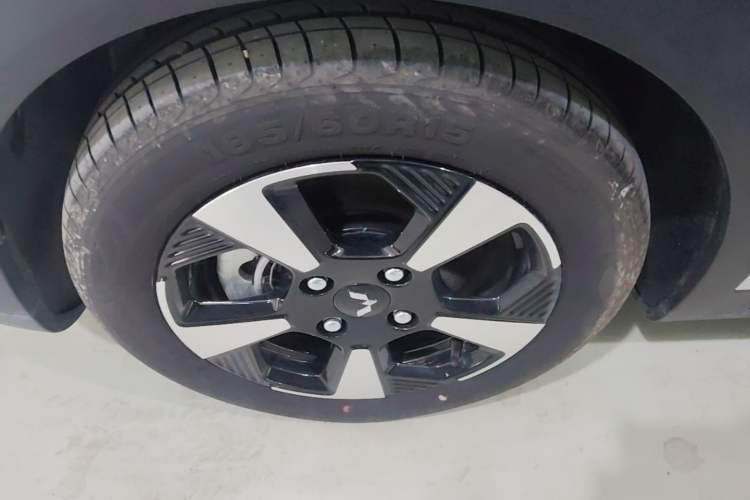Used Wuling Bingo PLUS 2024 330 km Range Five-Seater Version Left Front Wheel Hub