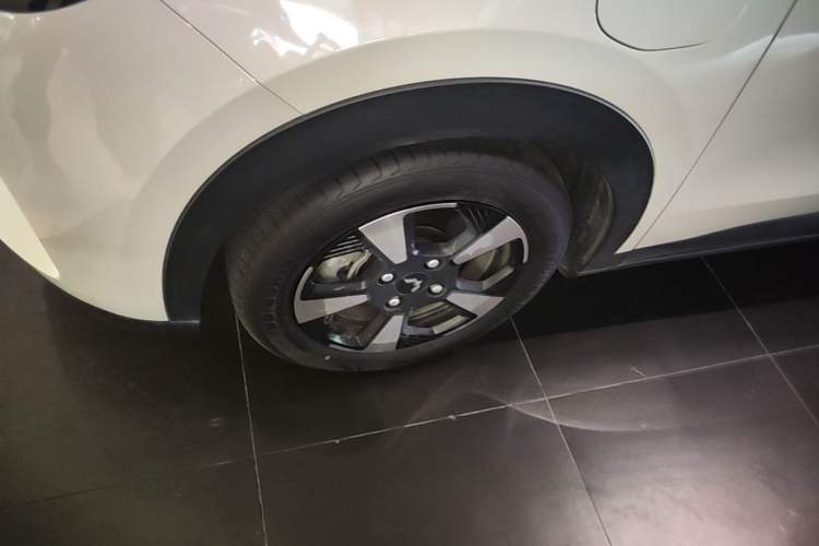 Used Wuling Bingo PLUS 2024 401 km Range 5-Seater Version Left Front Wheel Hub