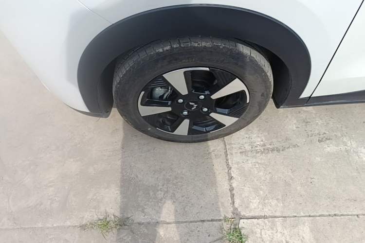 Used Wuling Bingo PLUS 2024 401 km Range 5-Seater Version Left Front Wheel Hub
