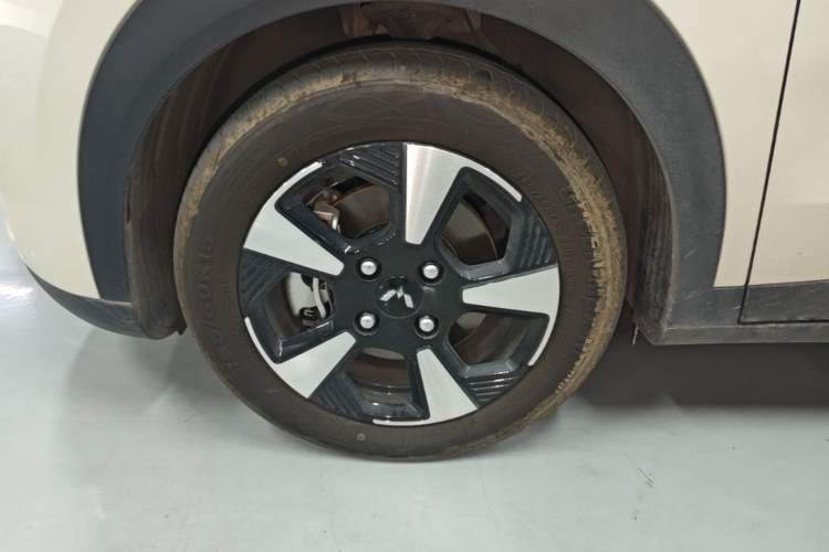 Used Wuling Bingo PLUS 2024 330 km Range Five-Seater Version Left Front Wheel Hub