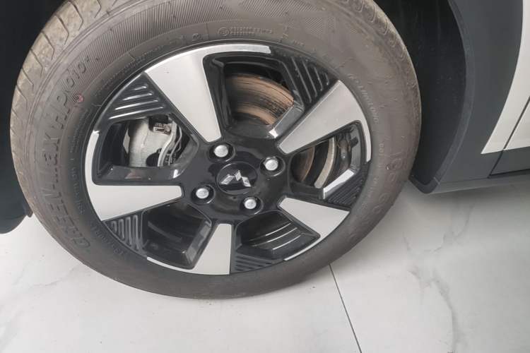 Used Wuling Bingo PLUS 2024 401 km Range 5-Seater Version Left Front Wheel Hub