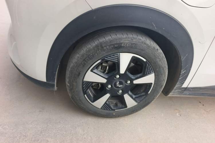 Used Wuling Bingo PLUS 2024 330 km Range Five-Seater Version Left Front Wheel Hub