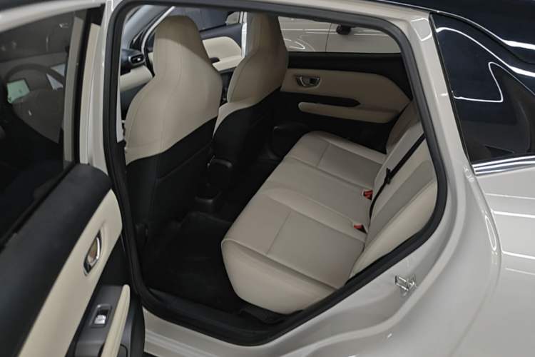 Used Wuling Bingo PLUS 2024 401 km Range 5-Seater Version Left Rear Seat