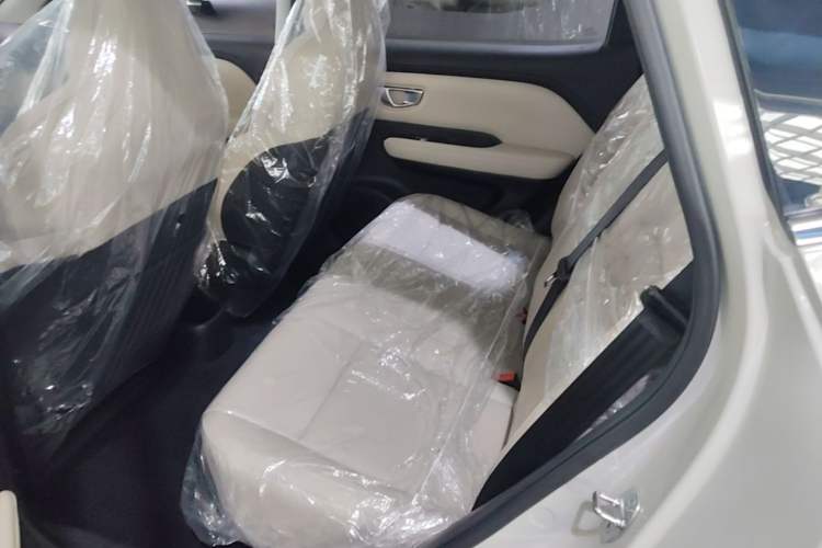 Used Wuling Bingo PLUS 2024 330 km Range Five-Seater Version Left Rear Seat