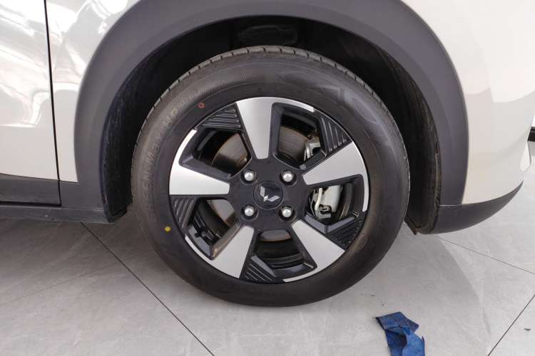 Used Wuling Bingo PLUS 2024 330 km Range Five-Seater Version Left Rear Wheel Hub