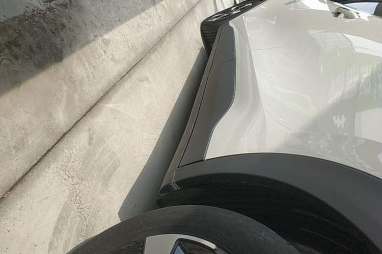 Used Wuling Bingo PLUS 2024 330 km Range Five-Seater Version Left Side Sill