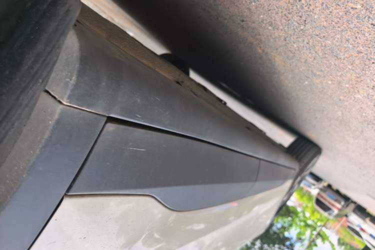 Used Wuling Bingo PLUS 2024 330 km Range Five-Seater Version Left Side Sill