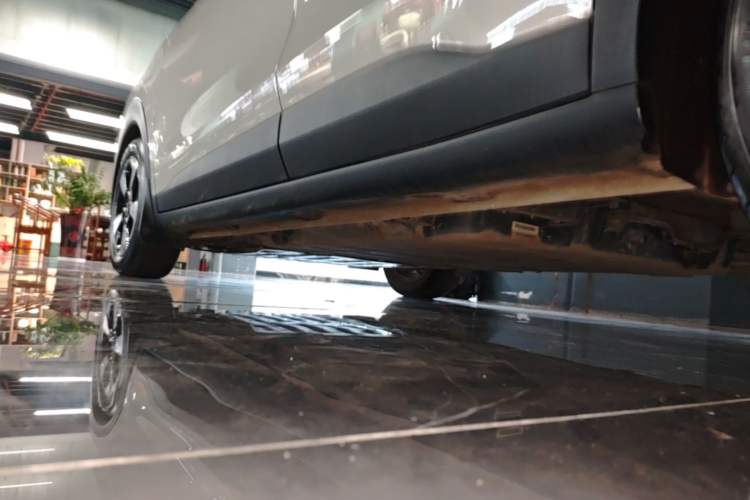Used Wuling Bingo PLUS 2024 330 km Range Five-Seater Version Left Side Sill