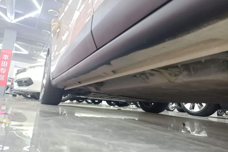 Used Wuling Bingo PLUS 2024 330 km Range Five-Seater Version Left Side Sill