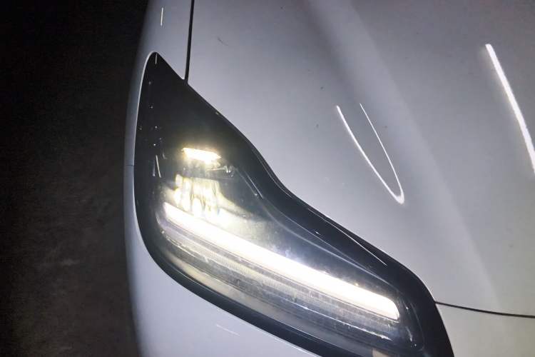 Used Wuling Bingo PLUS 2024 330 km Range Five-Seater Version Right Front Headlight