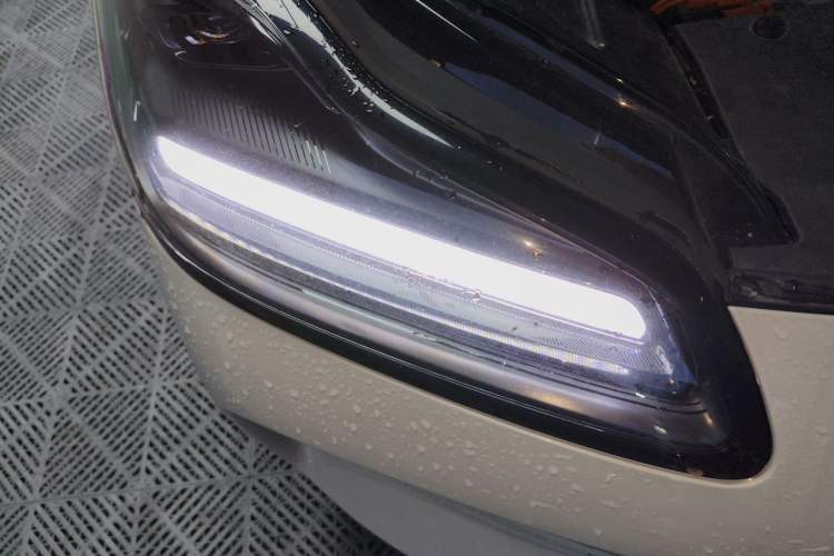Used Wuling Bingo PLUS 2024 330 km Range Five-Seater Version Right Front Headlight