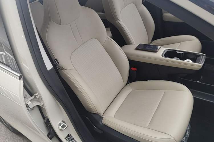 Used Wuling Bingo PLUS 2024 330 km Range Five-Seater Version Right Front Seat