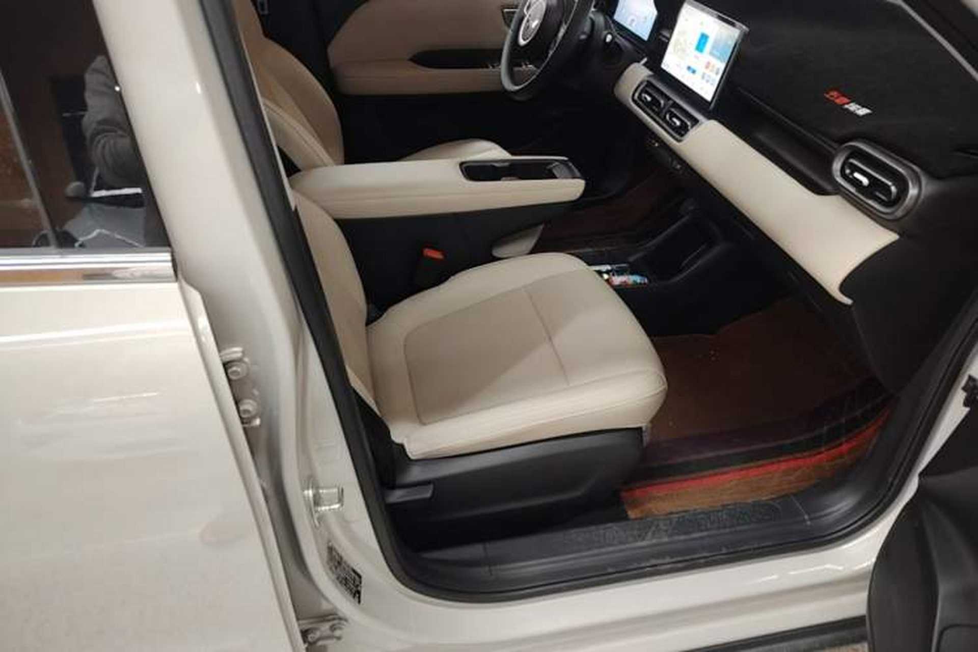 Used Wuling Bingo PLUS 2024 330 km Range Five-Seater Version Right Front Seat