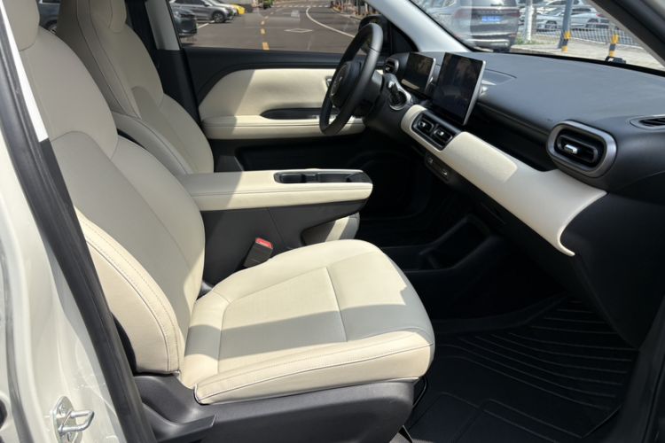 Used Wuling Bingo PLUS 2024 510 km Range 5-Seater Version Right Front Seat