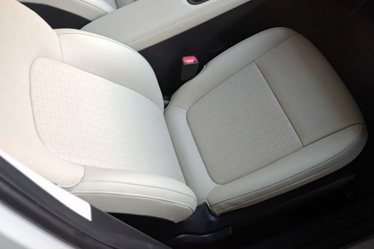 Used Wuling Bingo PLUS 2024 401 km Range 5-Seater Version Right Front Seat