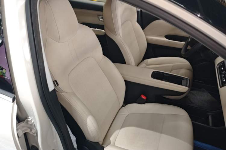 Used Wuling Bingo PLUS 2024 401 km Range 5-Seater Version Right Front Seat
