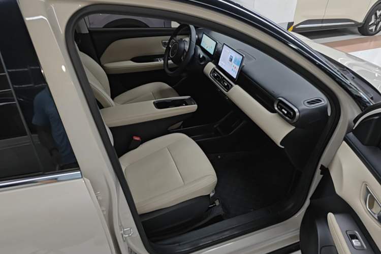Used Wuling Bingo PLUS 2024 401 km Range 5-Seater Version Right Front Seat