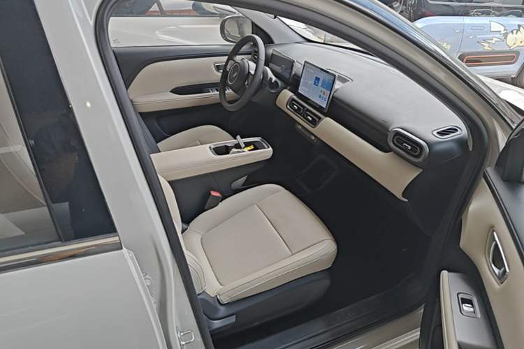 Used Wuling Bingo PLUS 2024 510 km Range 5-Seater Version Right Front Seat