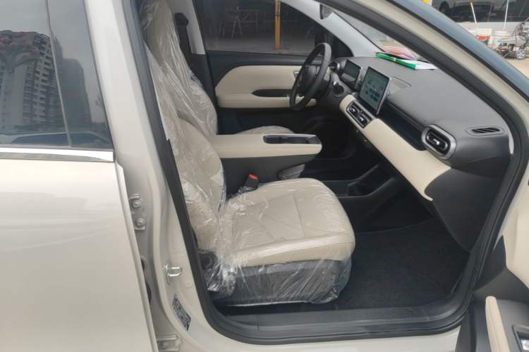 Used Wuling Bingo PLUS 2024 510 km Range 5-Seater Version Right Front Seat