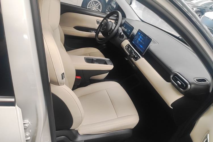 Used Wuling Bingo PLUS 2024 330 km Range Five-Seater Version Right Front Seat