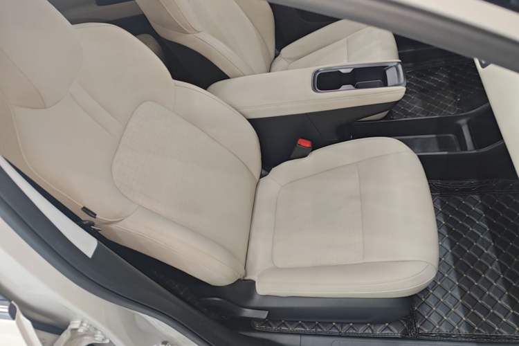 Used Wuling Bingo PLUS 2024 330 km Range Five-Seater Version Right Front Seat