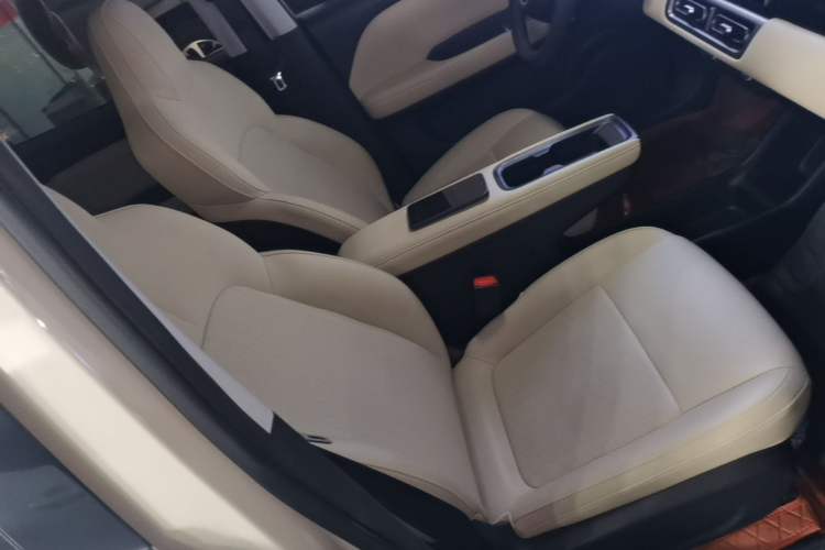 Used Wuling Bingo PLUS 2024 330 km Range Five-Seater Version Right Front Seat