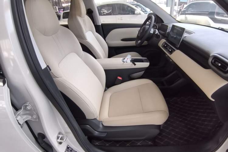 Used Wuling Bingo PLUS 2024 401 km Range 5-Seater Version Right Front Seat