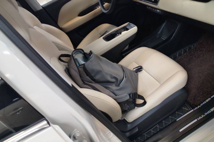 Used Wuling Bingo PLUS 2024 401 km Range 5-Seater Version Right Front Seat